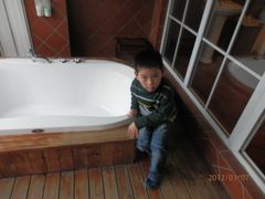 浴缸是宝宝的最爱，来一张特写~-娜娜度假小旅馆