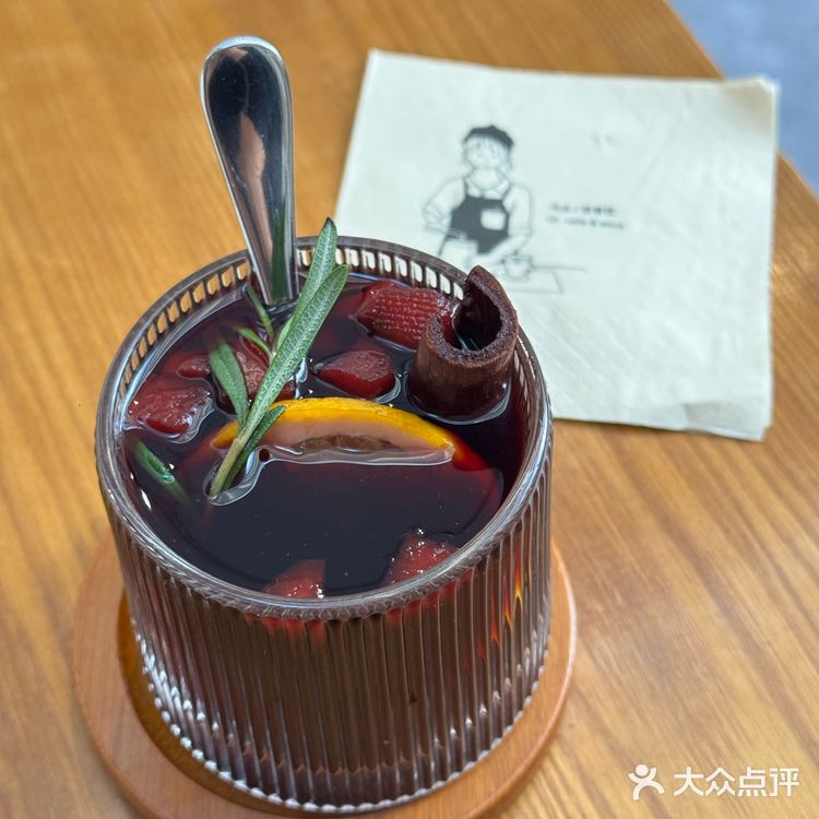 暖暖的午餐组合🙋🏻♂️牛肉饭一定要配一杯热红酒🙋🏻♂️