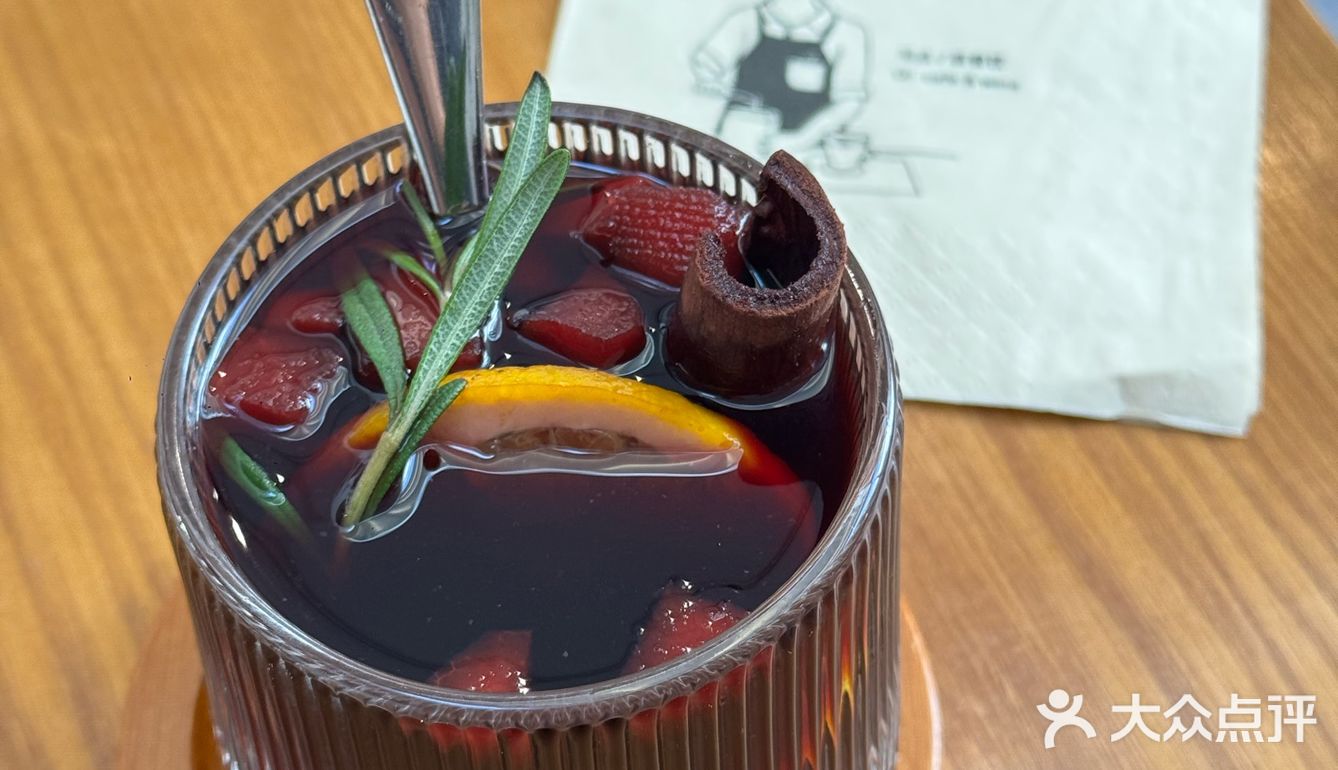 暖暖的午餐组合🙋🏻‍♂️牛肉饭一定要配一杯热红酒🙋🏻‍♂️