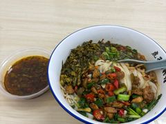 浸辣椒炒鸡丁粉面-虎子面粉馆(五一东村店)