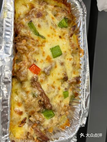 金黄酥脆的芝士覆盖在饭面上，散发出诱人的香气