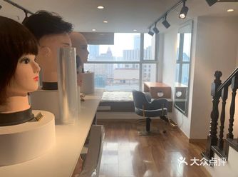 今天和朋友吃饭，然后陪他去补点发，她最近减肥很凶猛