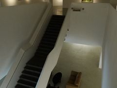 一楼通往二楼的楼梯-上海油画雕塑院