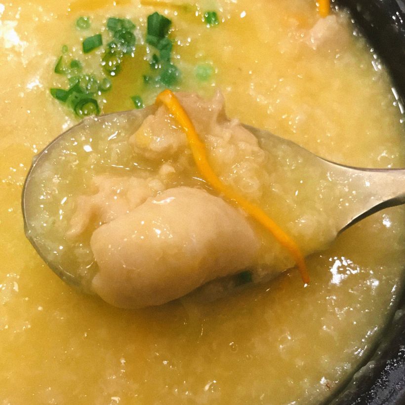 "虫草花滑鸡粥" 粥用砂锅炖的很软烂里面有姜丝和大坨的鸡肉 口感顺滑