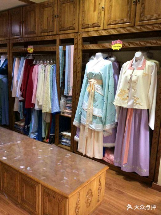 重回汉唐汉服实体店图片