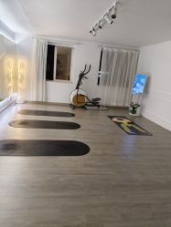 -闺蜜瑜伽·普拉提女性塑形馆