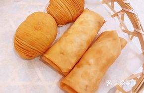 Fragrant Swan Pastries with Spring Rolls