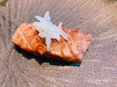 小烤肉加上京葱再蘸酱-铭牛烧肉·和牛海鲜自助(高新月牙湖店)