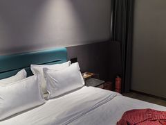 -潮漫酒店(北京通州环球度假区临河里地铁站店)