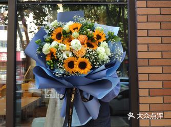 书店里的花店,安静中有些花香,看书的人挺多的