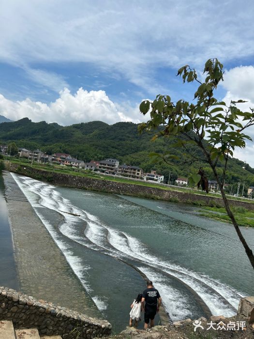雅鲁激流探险漂流图片