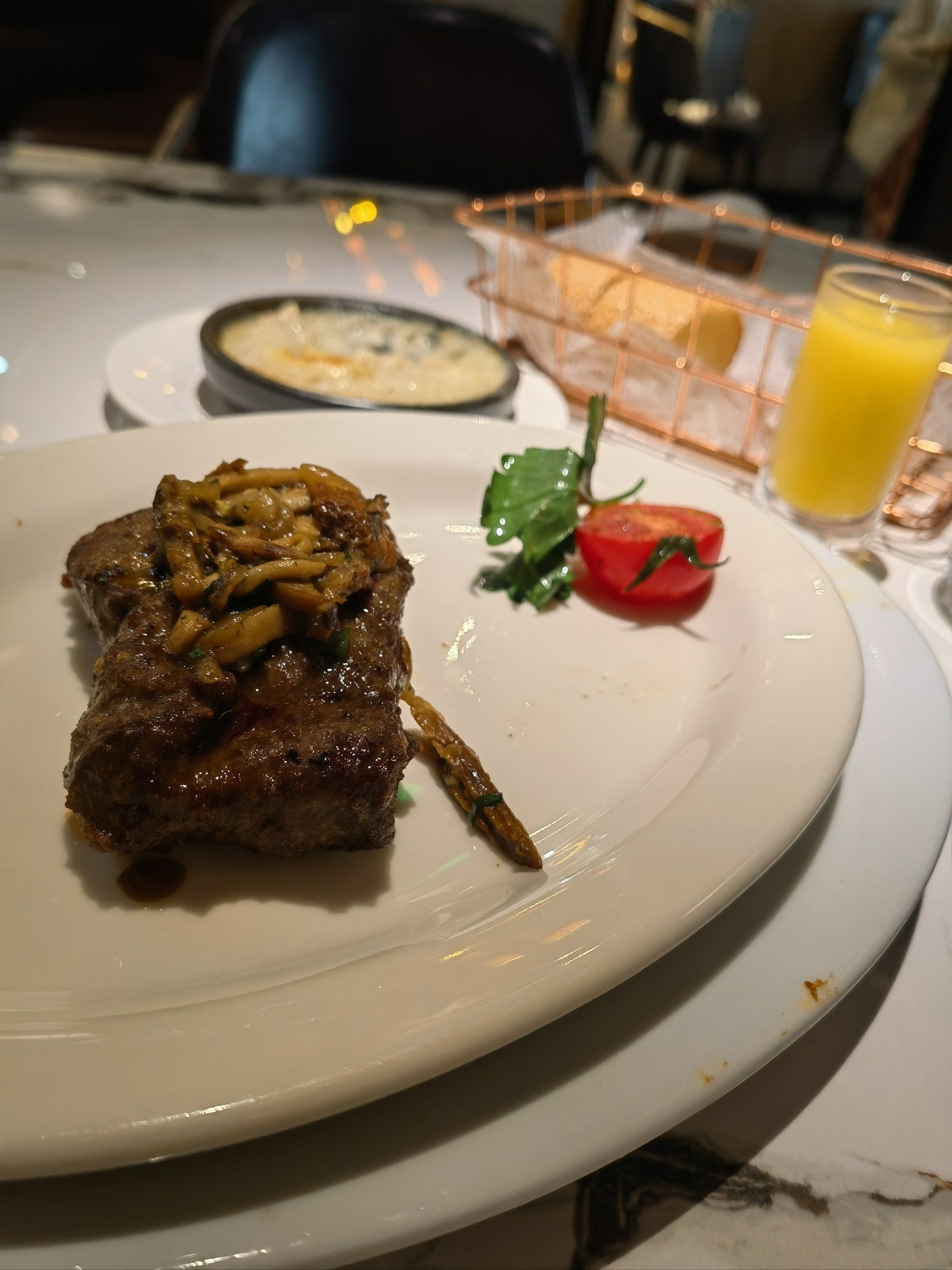 天天领红包 #西堤牛排 #氛围感西餐 在金鹰世界八楼,环境好,店里的