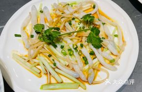 Steamed Sandworm with Head Cabbage and Clams
