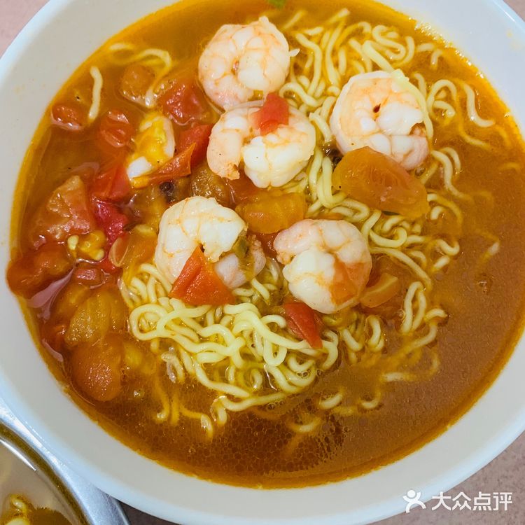 酸酸甜甜的番茄虾仁红烧牛肉面