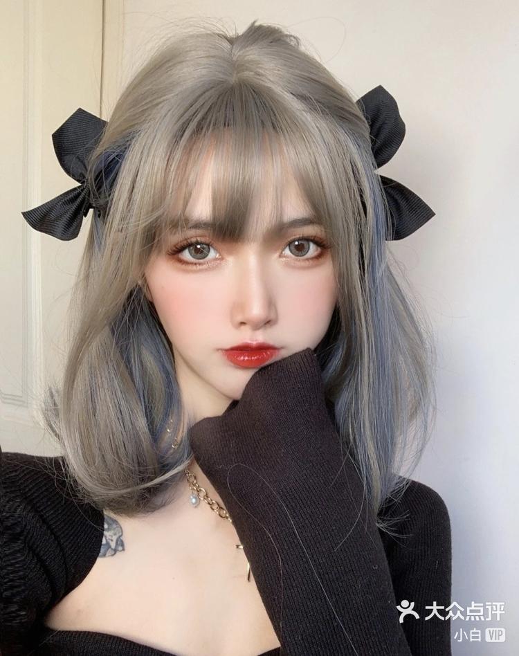 奶茶灰挑染挂耳染冰蓝发色超级显白~衬得整-大众点评