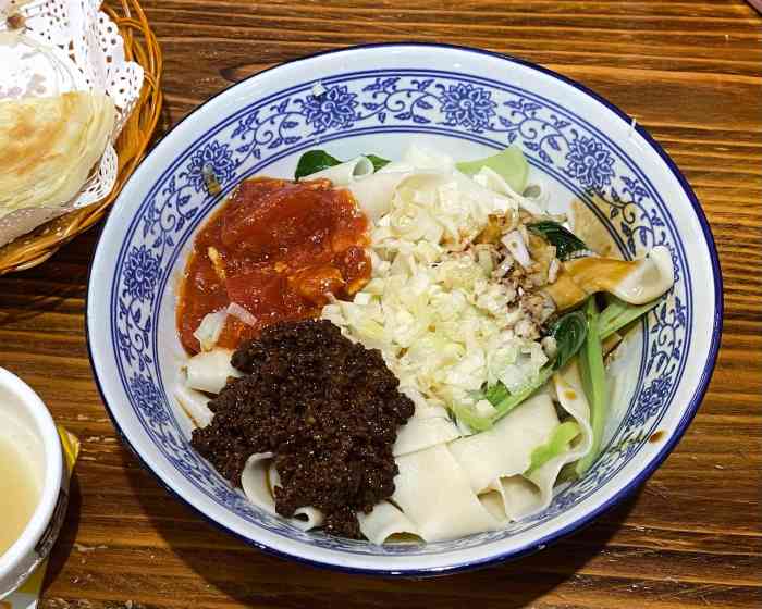 环境:在山陕面馆系列中算是店面比较大的,门口可以停车,但是车位不多