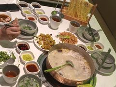 -洪氏嗨捞·广东猪肚鸡·椰子鸡火锅(西咸万象城店)