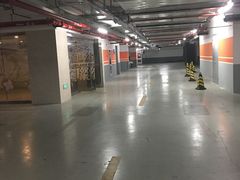 -绿地缤纷城-停车场