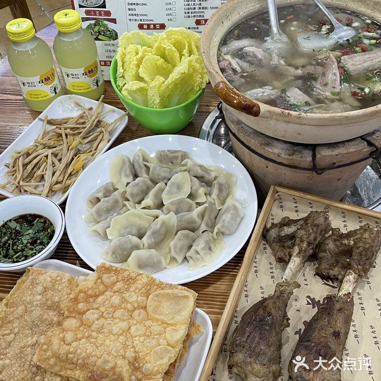 这家人气在武林夜市蛮高的 店外面一排锅在炖羊肉