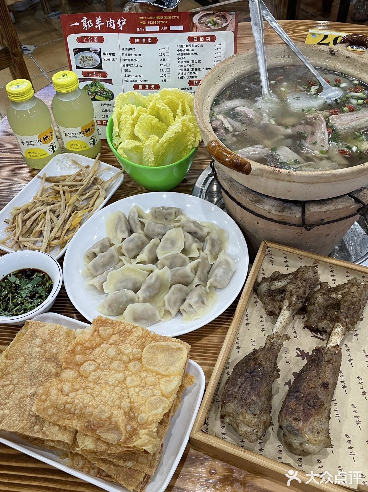 这家人气在武林夜市蛮高的 店外面一排锅在炖羊肉