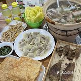 这家人气在武林夜市蛮高的 店外面一排锅在炖羊肉