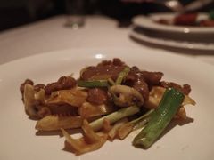 蘑菇春笋炒雪花牛舌-Yan Ting 宴庭中餐厅(上海静安瑞吉酒店)