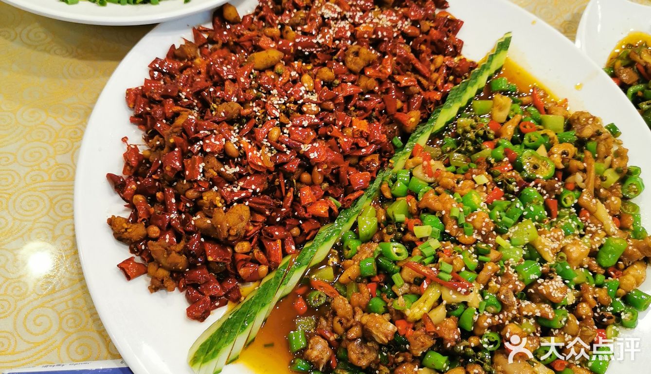 一边吃辣子鸡一边是兔!辣子鸡就是煸的很干,然后吃起很想