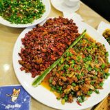 一边吃辣子鸡一边是兔!辣子鸡就是煸的很干,然后吃起很想