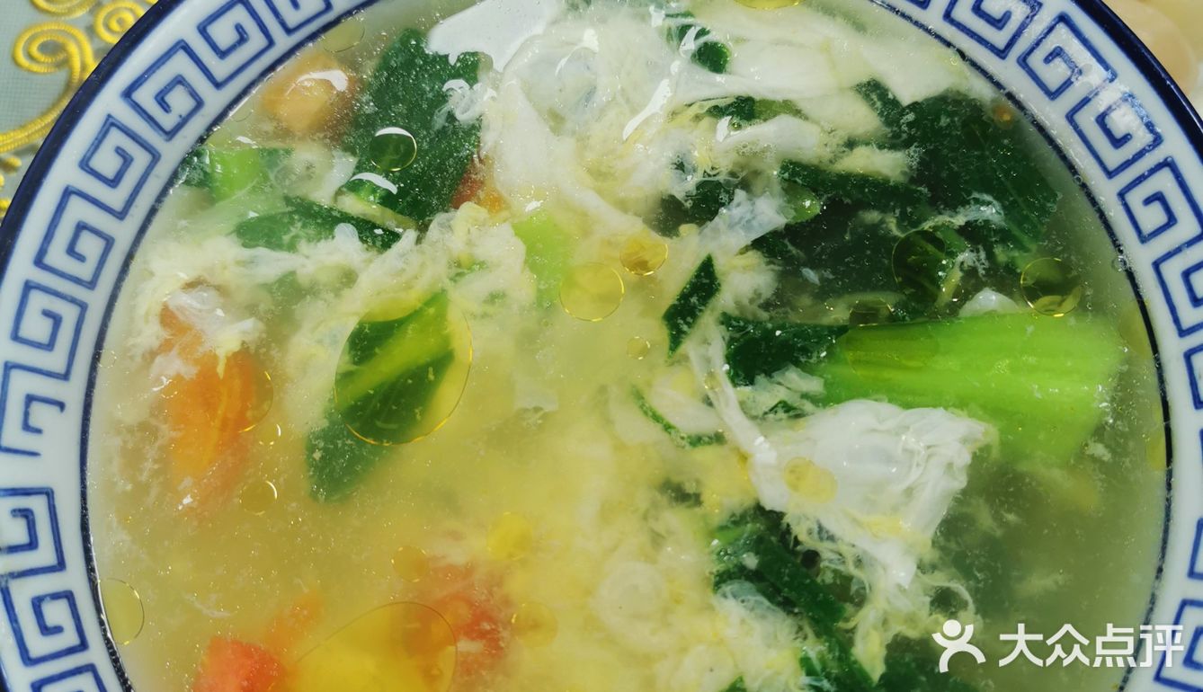 只要营业随时都时都有免费的茶水和泡馍汤，自己去打