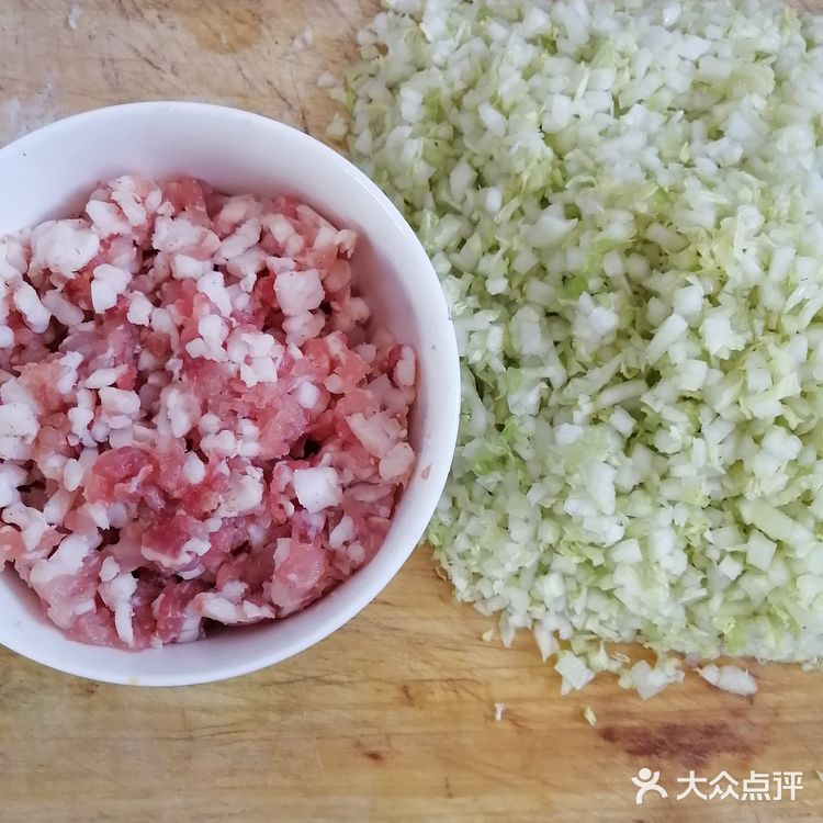 白菜猪肉馅饺子 五花肉自己剁馅儿,这样比较好吃