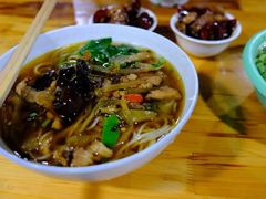 酸菜肉丝米线-越洋肖氏老米线(杨家坪店)