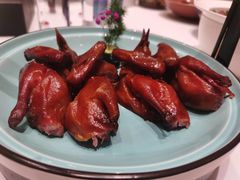 玻璃脆皮乳鸽-寿州大饭店·餐厅