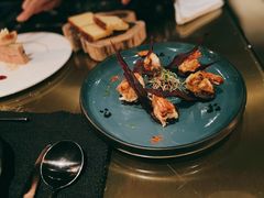 煎虾配紫薯泥薯片及姜味柠檬汁-AZUL by FUEL蓝色·法式酒馆(琶醍店)