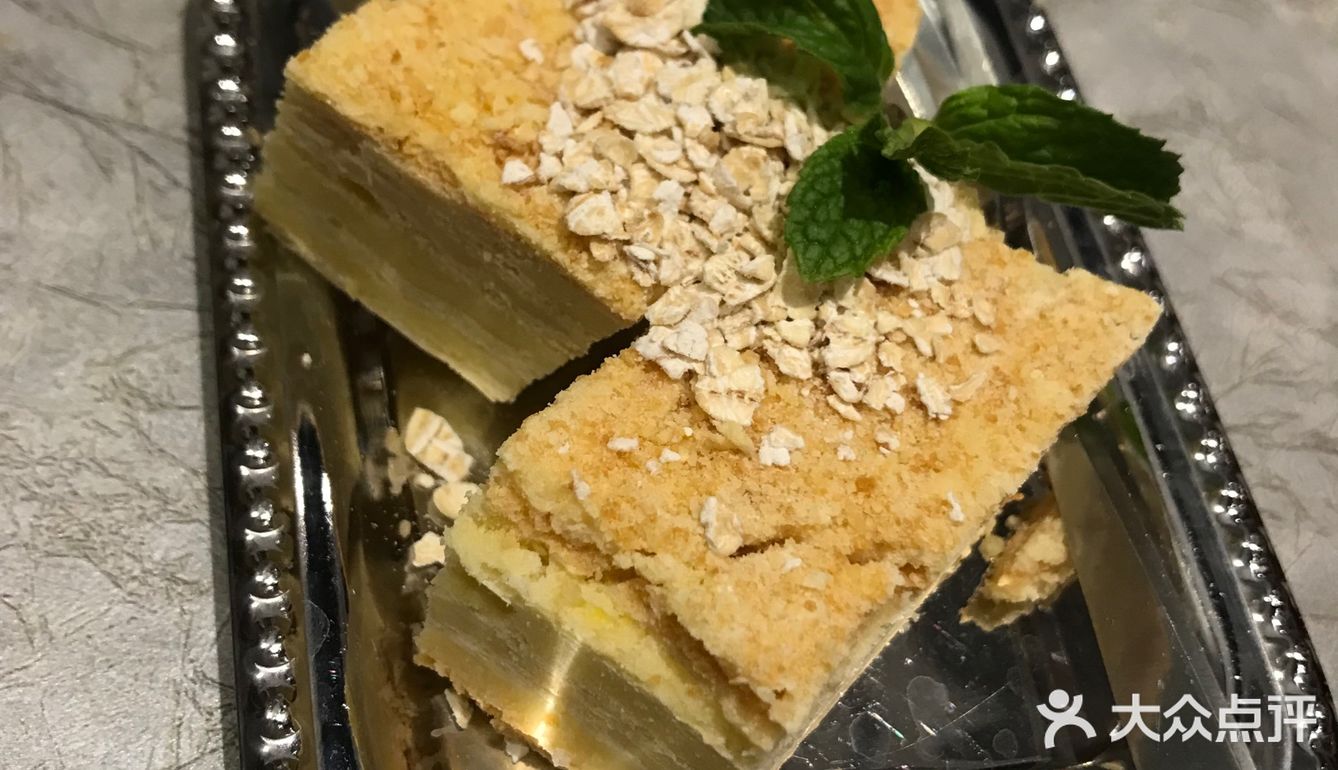 大盘鸡很入味，面条真心好吃，很有韧劲。新疆烤包子