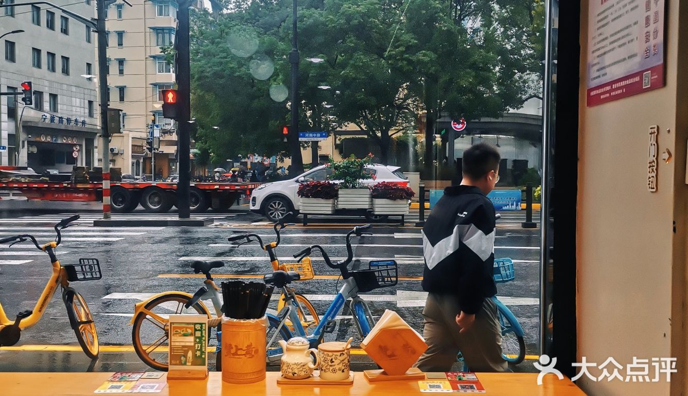 南京东路逛断腿，一碗蟹黄面续命