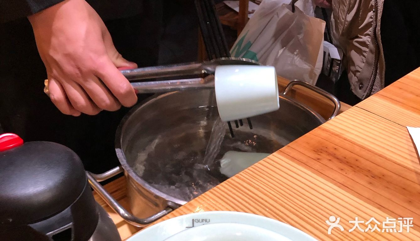 味道不错，炸豆皮量大，高峰时期排队需要点时间