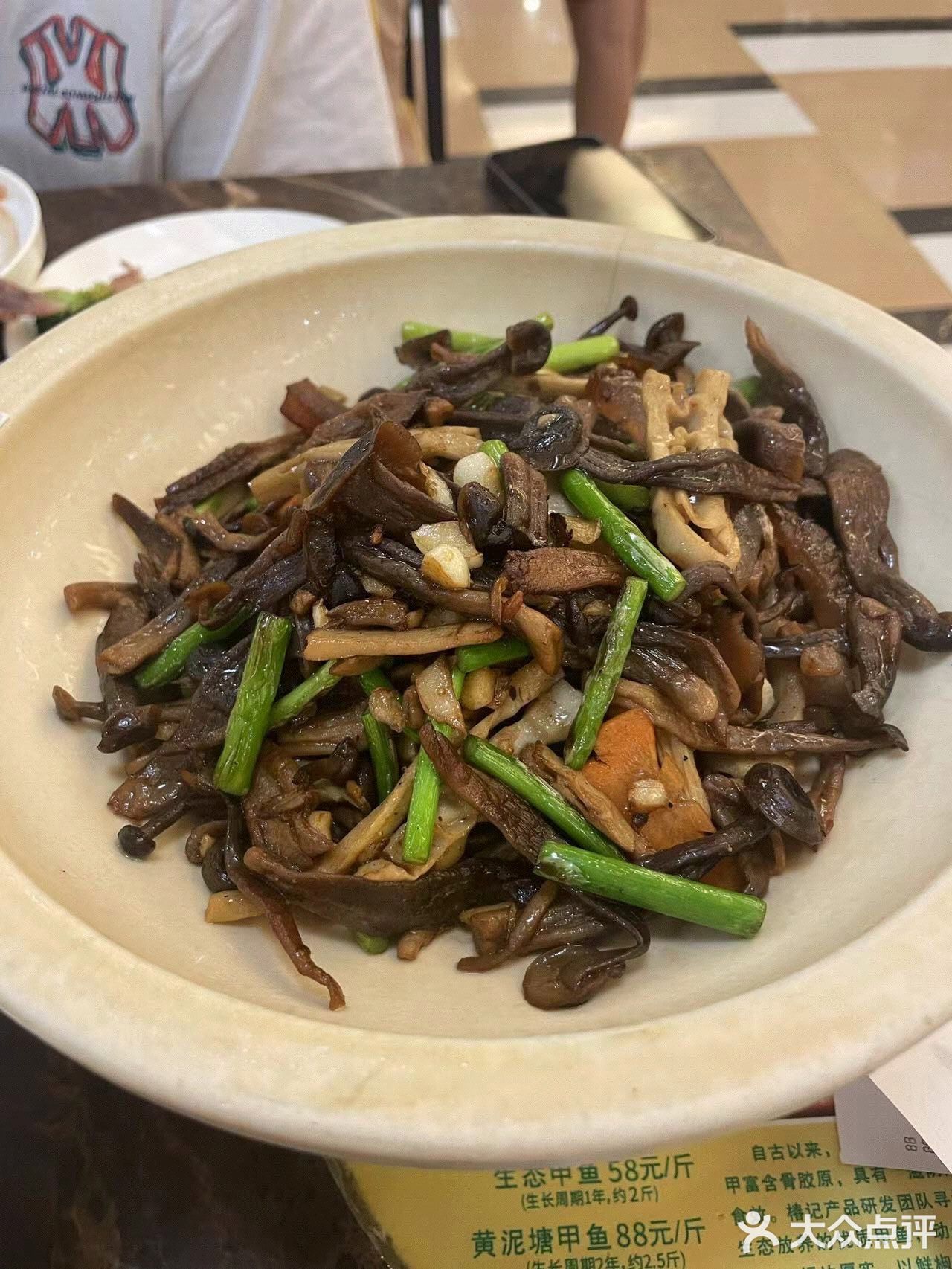 我又来了两块 三块肉 两碗饭 舒服！店内位置很大