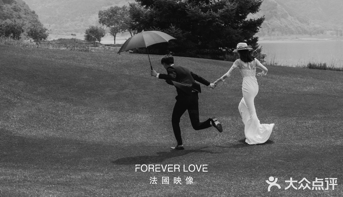 黑白色调对法式婚纱照的浪漫有着独特的的镜头表达。✅㊙️😘