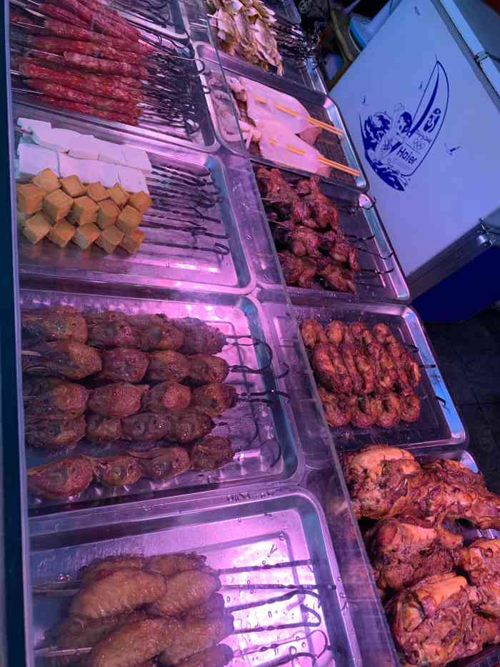 一品香挂炉烤肉烤羊排-"在农贸市场的门口,一进去就能看见,门头红.
