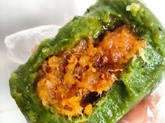 艾叶咸蛋黄肉松青团-王家沙点心店(南京西路总店)