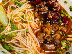 酸菜肉丝米线-越洋肖氏老米线(杨家坪店)