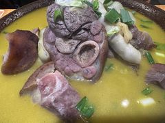 -帅巴人舅母子腊蹄民俗村