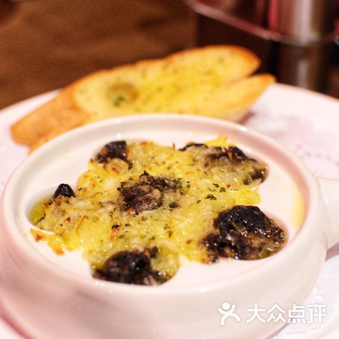 和平宾馆卡本妮法餐厅法式焗蜗牛配蒜蓉面包图片-北京法国菜-大众点评
