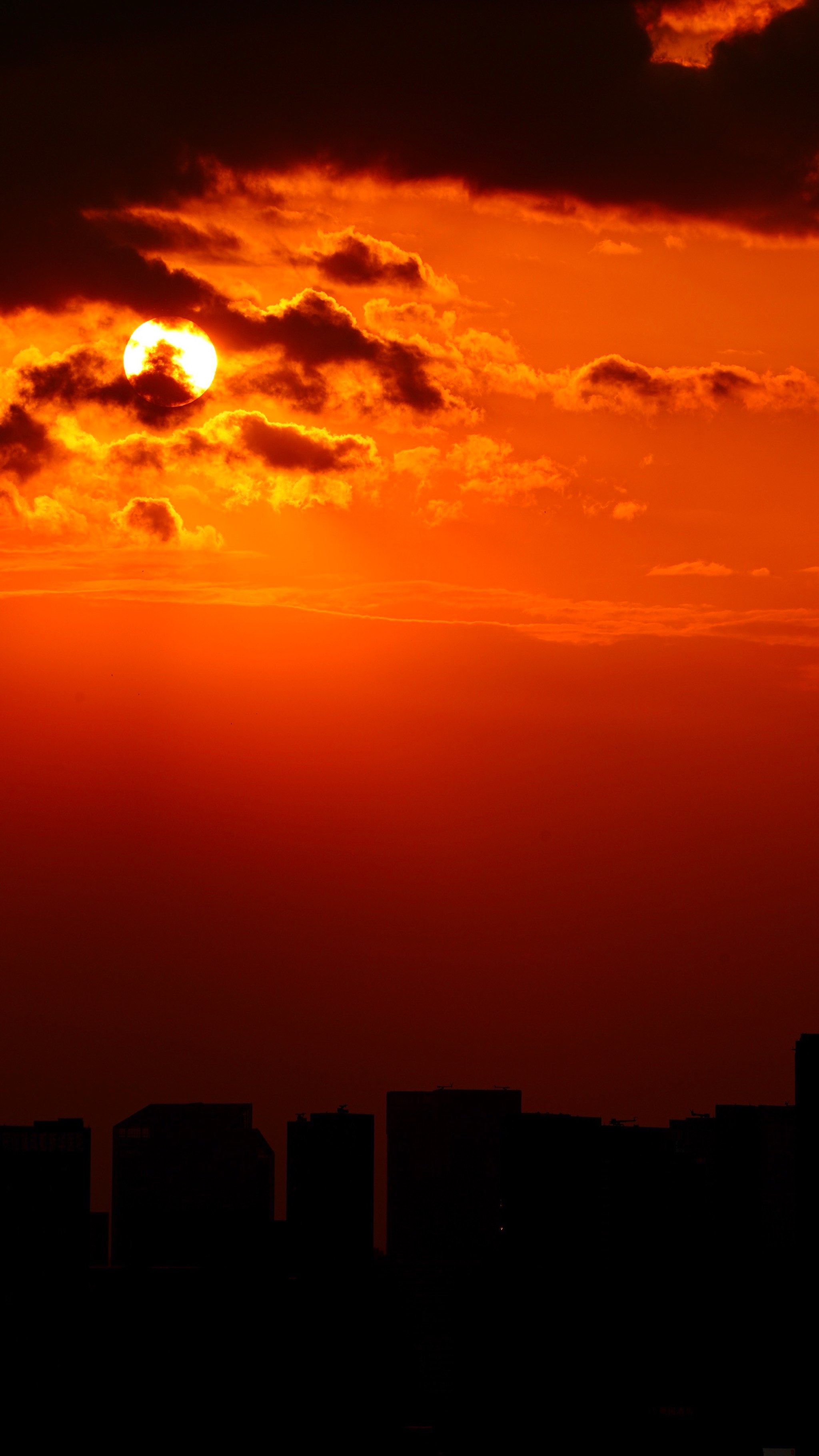 成都今天的日落,二环路附近拍摄,有飞机