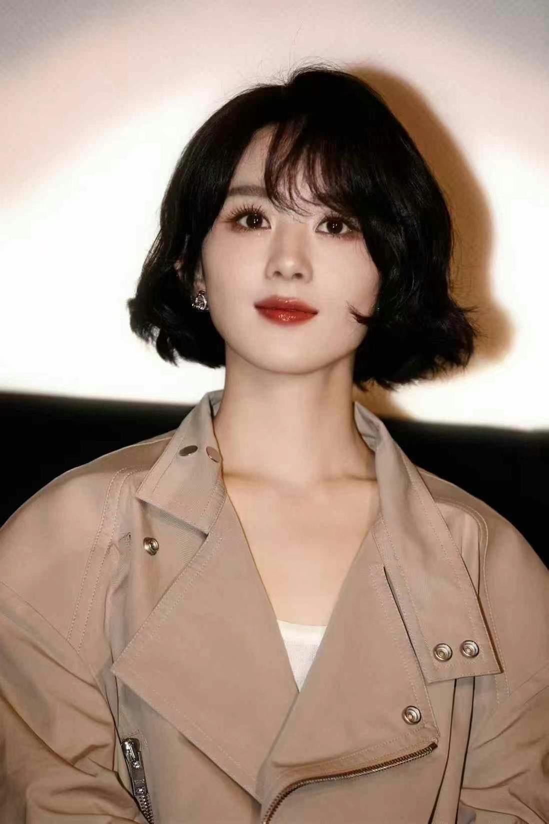 造型特点
"这款卷发短款发型蓬松自然,给人一种活泼可爱的气息"
