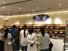 等位区-老佛爷饼店