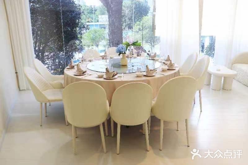 陪妈妈过节选地方吃饭，选了公园的一家花园餐厅