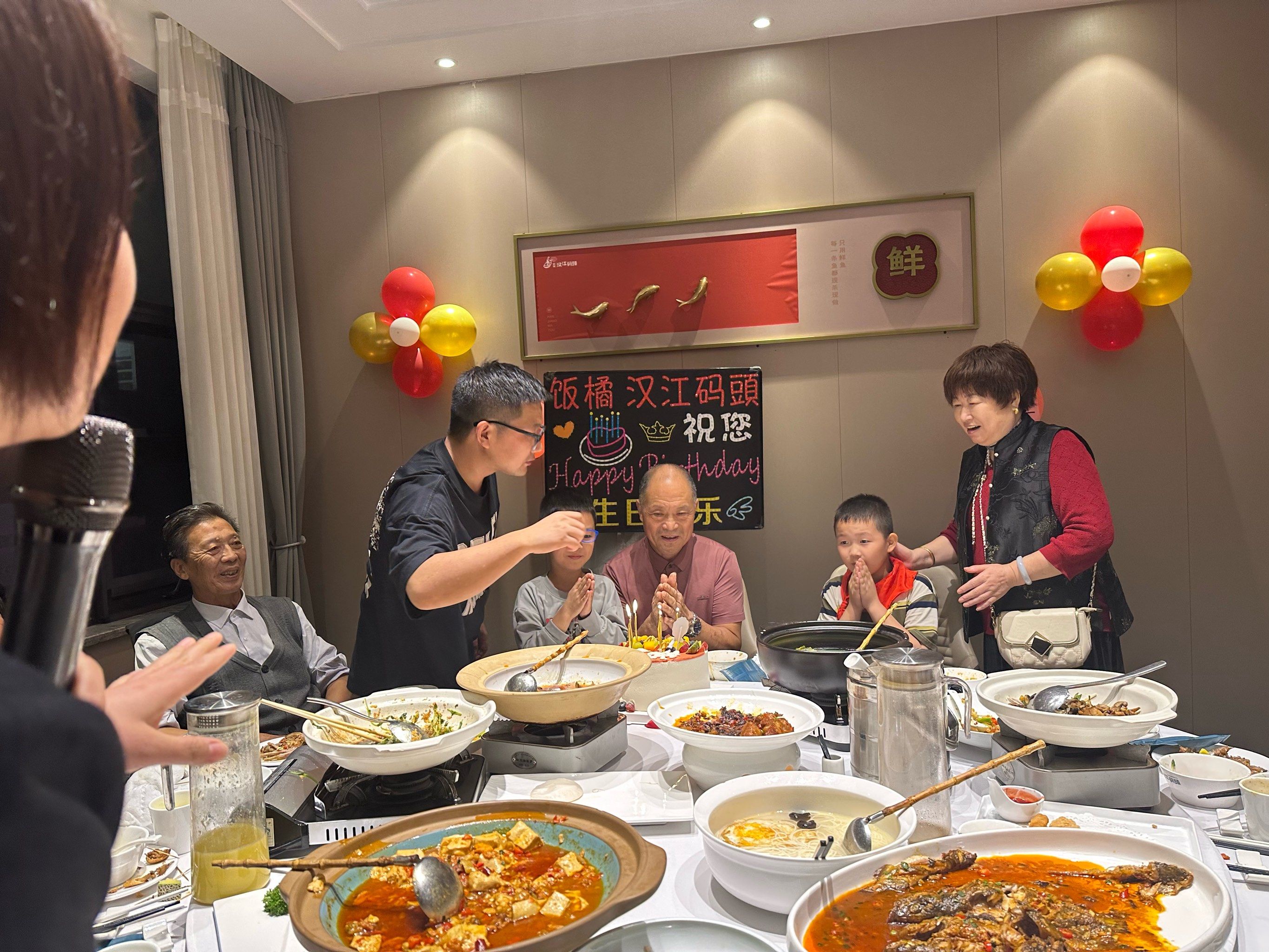 欢笑声中的家庭聚会