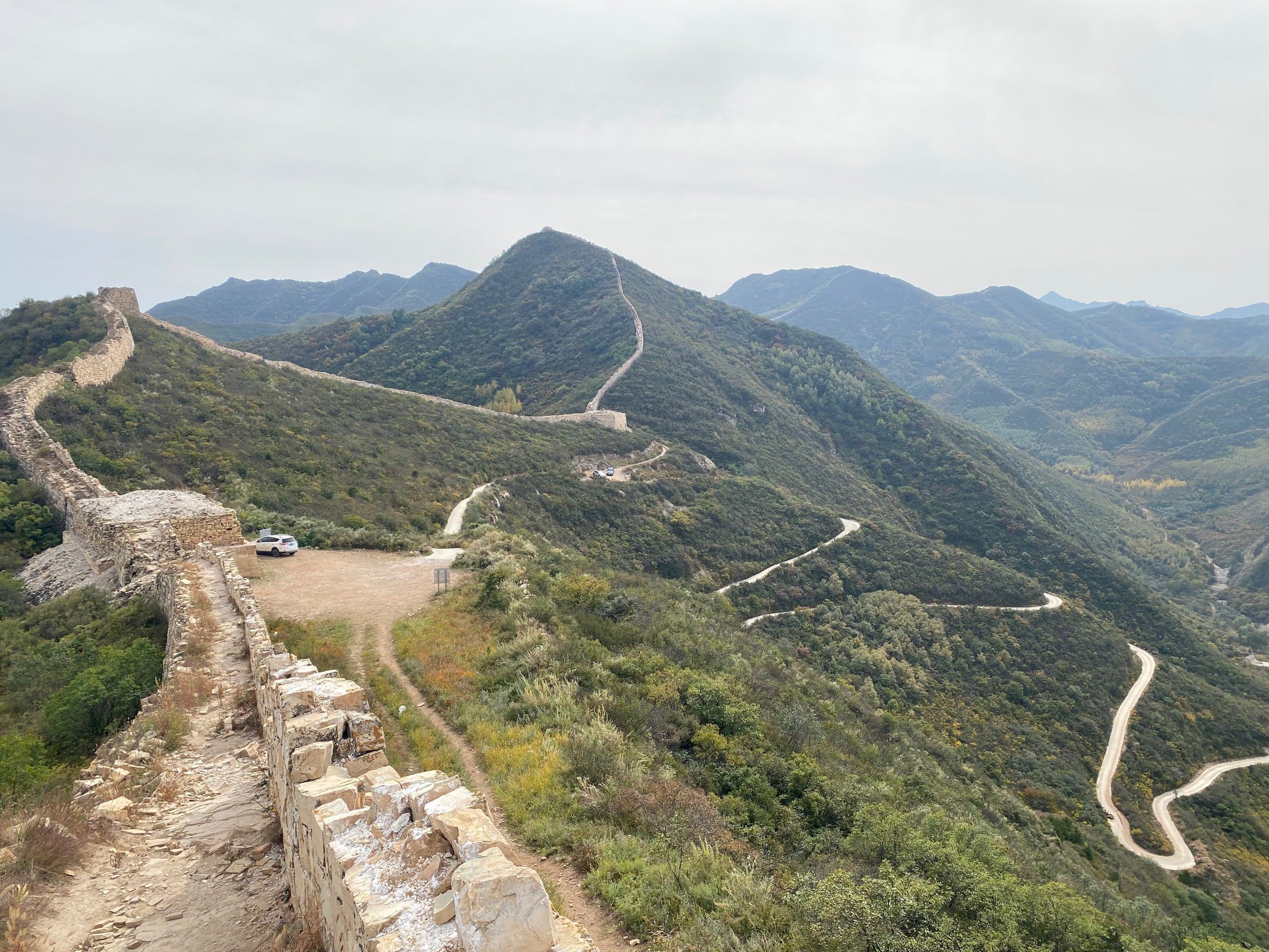 开30分钟可到达样边长城;我们1点到达,就遇到3辆车,还有两位女性徒步