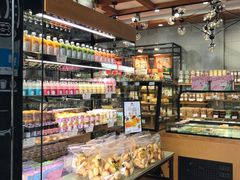 面包甜点陈列柜-东南饼庄(苏圃路店)